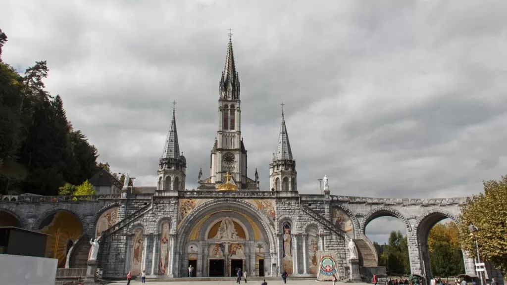 Best Time to Visit Fatima and Lourdes